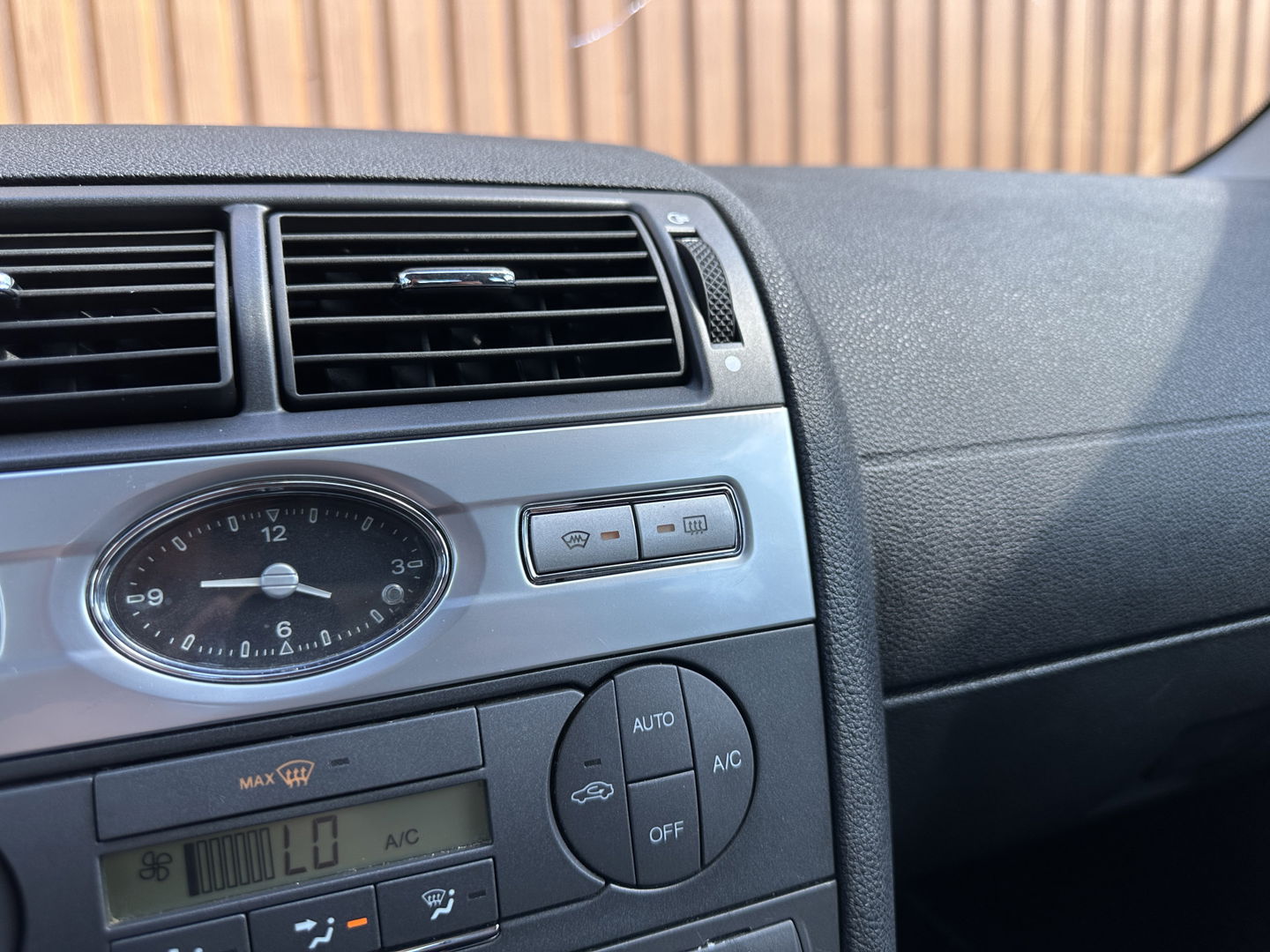Ford Mondeo 1.8-16V Platinum | Handel/Export | Afneembare Trekhaak | Cruise Control | Parkeersensoren Achter | Stoelverwarming | Voorruit Verwarming | Lichtmetaal 16" |