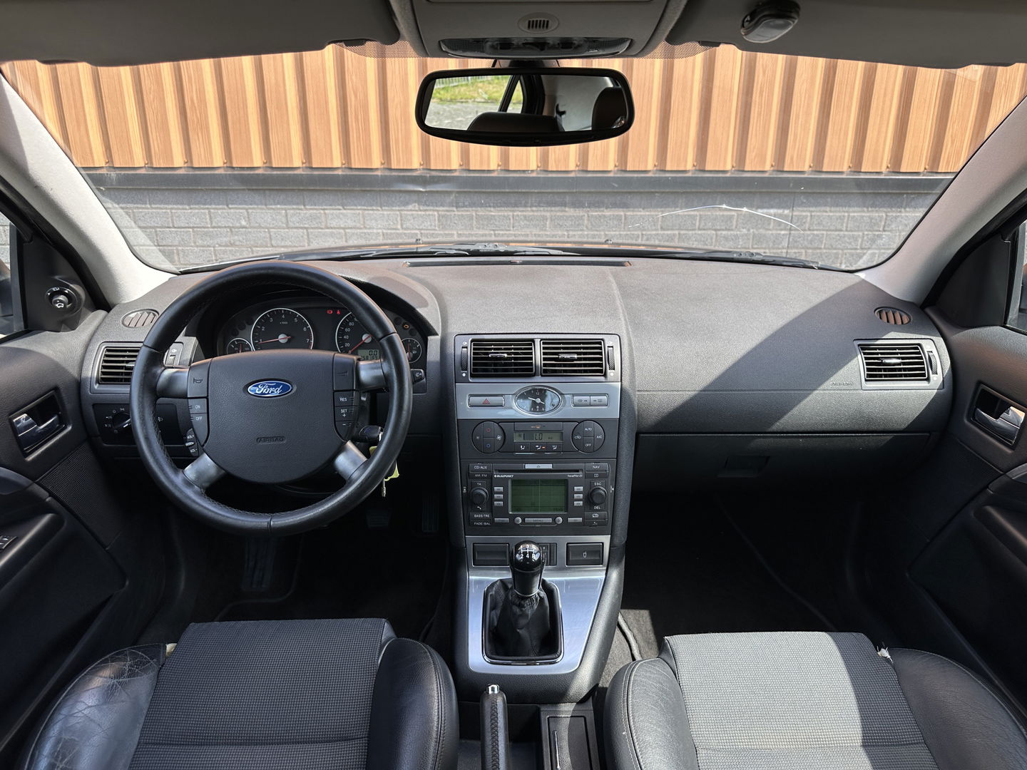 Ford Mondeo 1.8-16V Platinum | Handel/Export | Afneembare Trekhaak | Cruise Control | Parkeersensoren Achter | Stoelverwarming | Voorruit Verwarming | Lichtmetaal 16" |