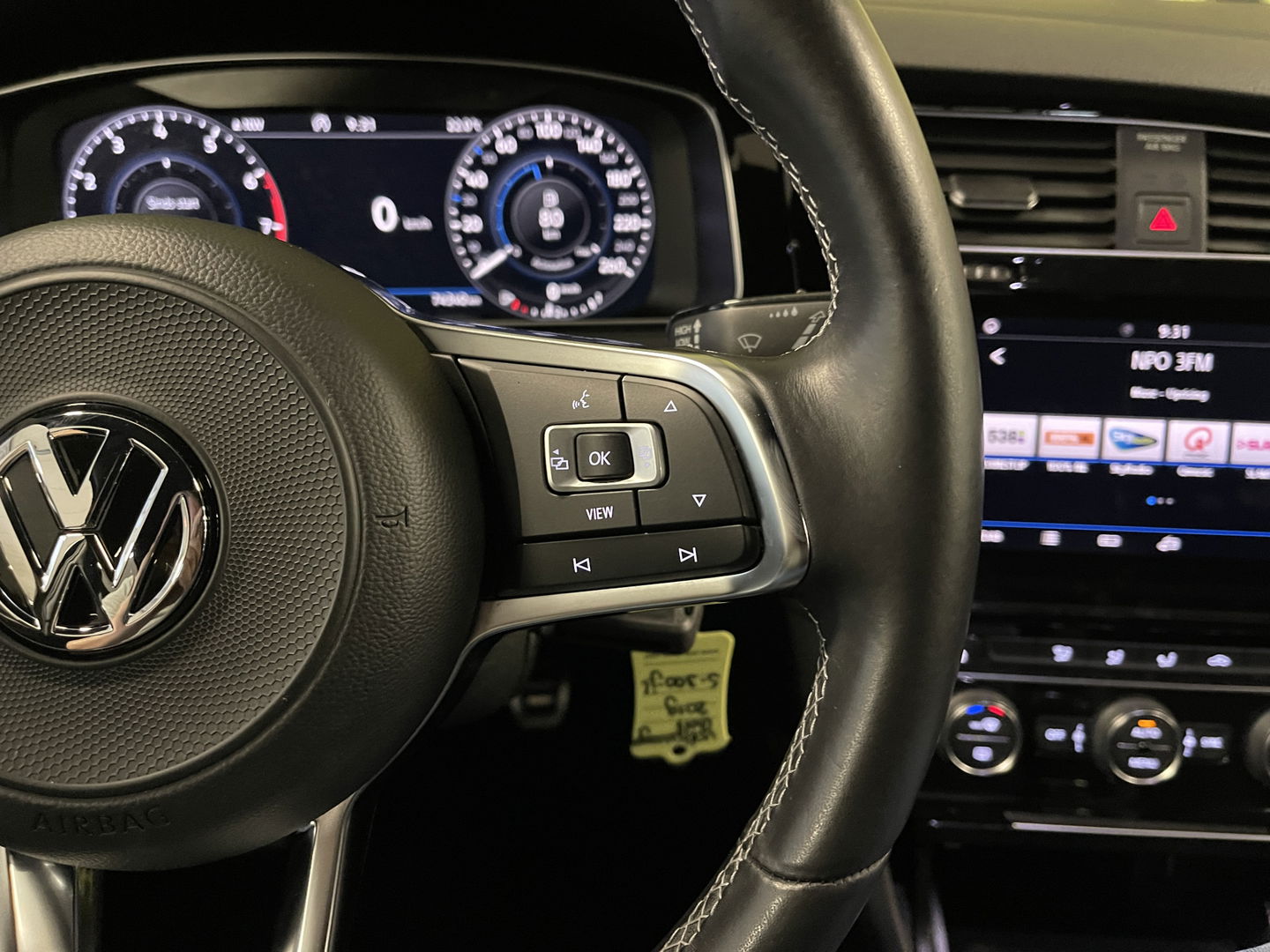 Volkswagen Golf 1.0 TSI Highline | Achteruitrijcamera | Adaptieve Cruise Control | Apple Carplay/Android Auto | Airconditioning | Parkeersensoren | DAB | Bluetooth |