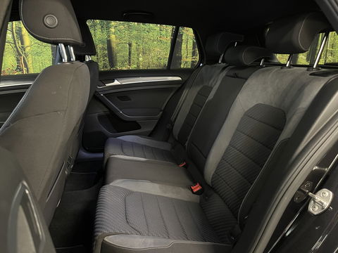Volkswagen Golf 1.0 TSI Highline | Achteruitrijcamera | Adaptieve Cruise Control | Apple Carplay/Android Auto | Airconditioning | Parkeersensoren | DAB | Bluetooth |