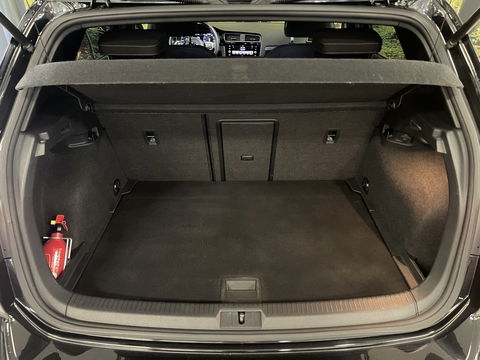 Volkswagen Golf 1.0 TSI Highline | Achteruitrijcamera | Adaptieve Cruise Control | Apple Carplay/Android Auto | Airconditioning | Parkeersensoren | DAB | Bluetooth |