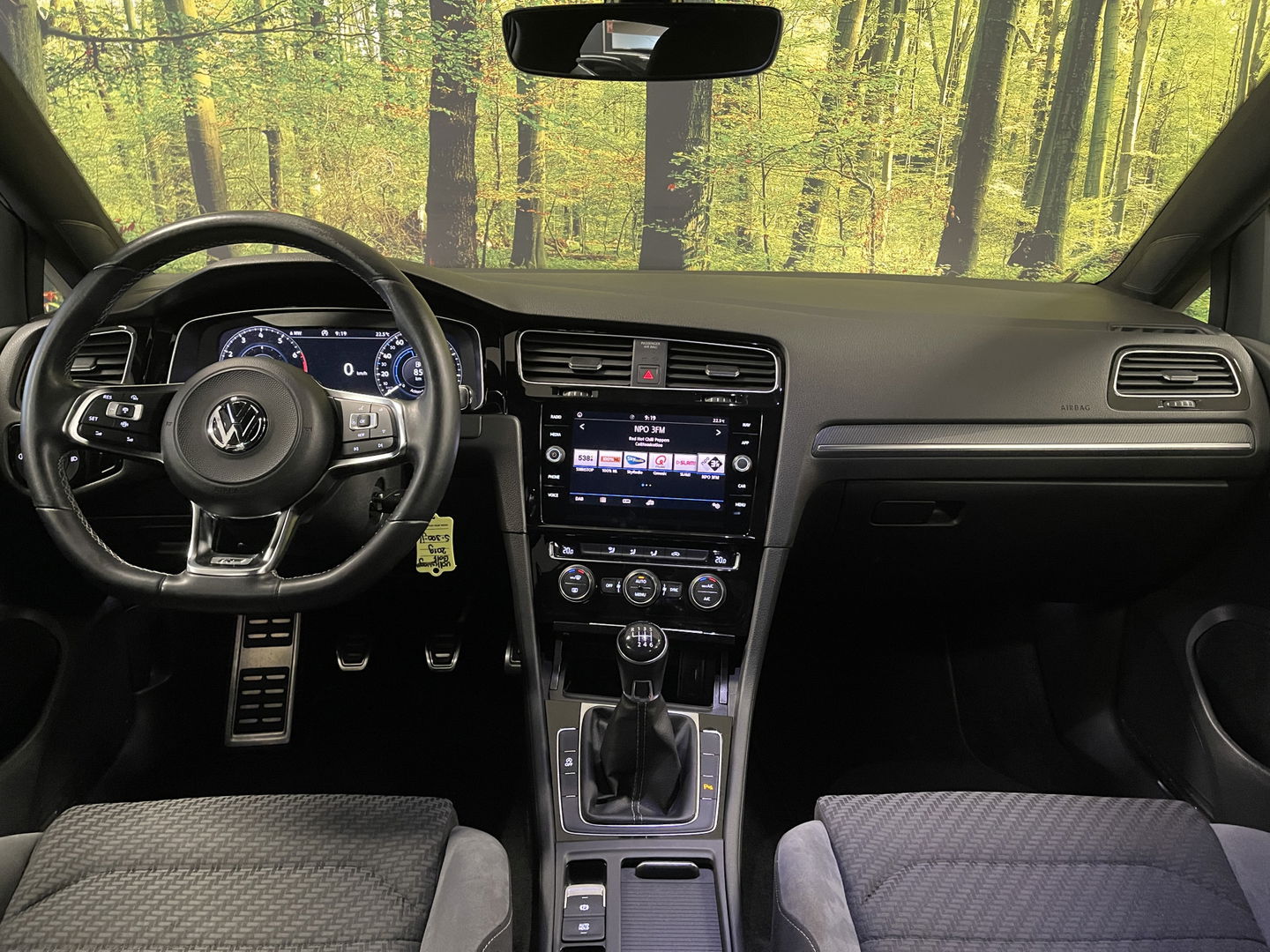 Volkswagen Golf 1.0 TSI Highline | Achteruitrijcamera | Adaptieve Cruise Control | Apple Carplay/Android Auto | Airconditioning | Parkeersensoren | DAB | Bluetooth |
