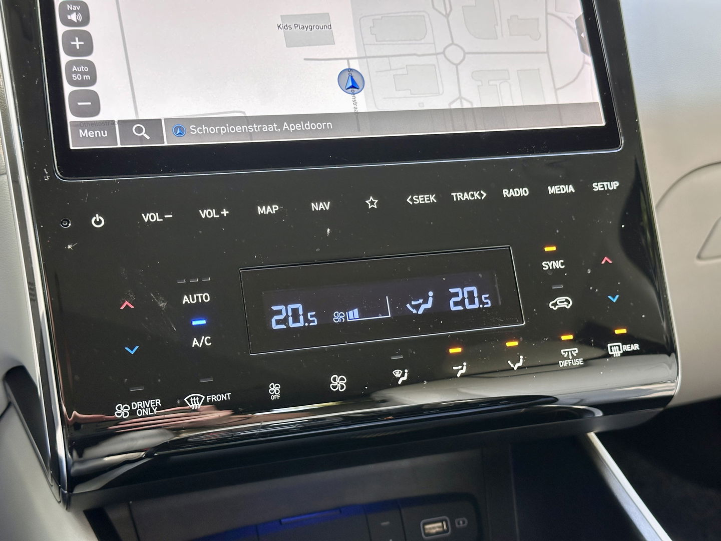 Hyundai Tucson 1.6 T-GDI PHEV Premium 4WD | Adaptive Cruise Control | Stoelverwarming/Verkoeling | KRELL | Stuurverwarming | Apple Carplay | Android Auto | 360 Camera | Elektrische Stoel + Memory | 19" Lichtmetaal