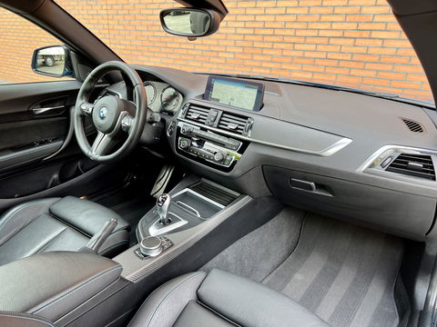 BMW M2 DCT Coupé | 370 PK! | Harman/Kardon | DAB | Leder | Carbon | Camera | 19" Lichtmetaal | Lane Assist | LED | Memory Seat | Navigatie | Cruise Control |