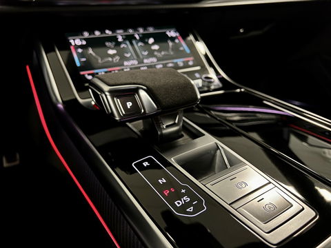 Audi RS Q8 4.0 TFSI RS Q8 quattro | Carbon Optiek Pakket | Dynamic Plus | Keramisch | 23'' lichtmetaal | Panoramadak | Massage | 600 Pk! | Head-up display | Trekhaak | Bang & Olufson |