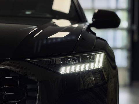 Audi RS Q8 4.0 TFSI RS Q8 quattro | Carbon Optiek Pakket | Dynamic Plus | Keramisch | 23'' lichtmetaal | Panoramadak | Massage | 600 Pk! | Head-up display | Trekhaak | Bang & Olufson |