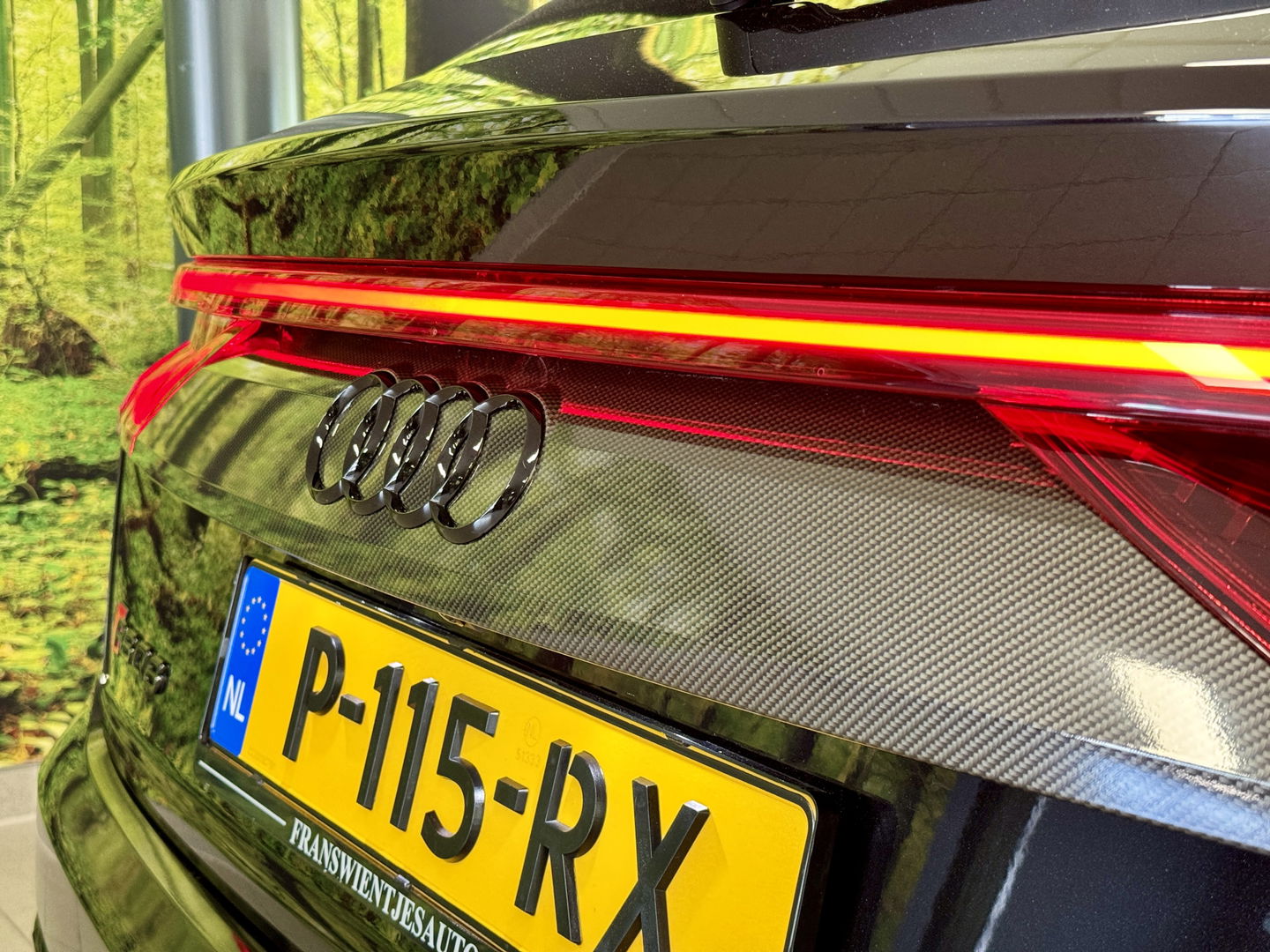 Audi RS Q8 4.0 TFSI RS Q8 quattro | Carbon Optiek Pakket | Dynamic Plus | Keramisch | 23'' lichtmetaal | Panoramadak | Massage | 600 Pk! | Head-up display | Trekhaak | Bang & Olufson |