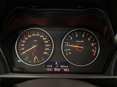 BMW 1-serie 118i High Executive | Stoelverwarming | Parkeersensoren Achter | Stop/Start systeem | Bluetooth |
