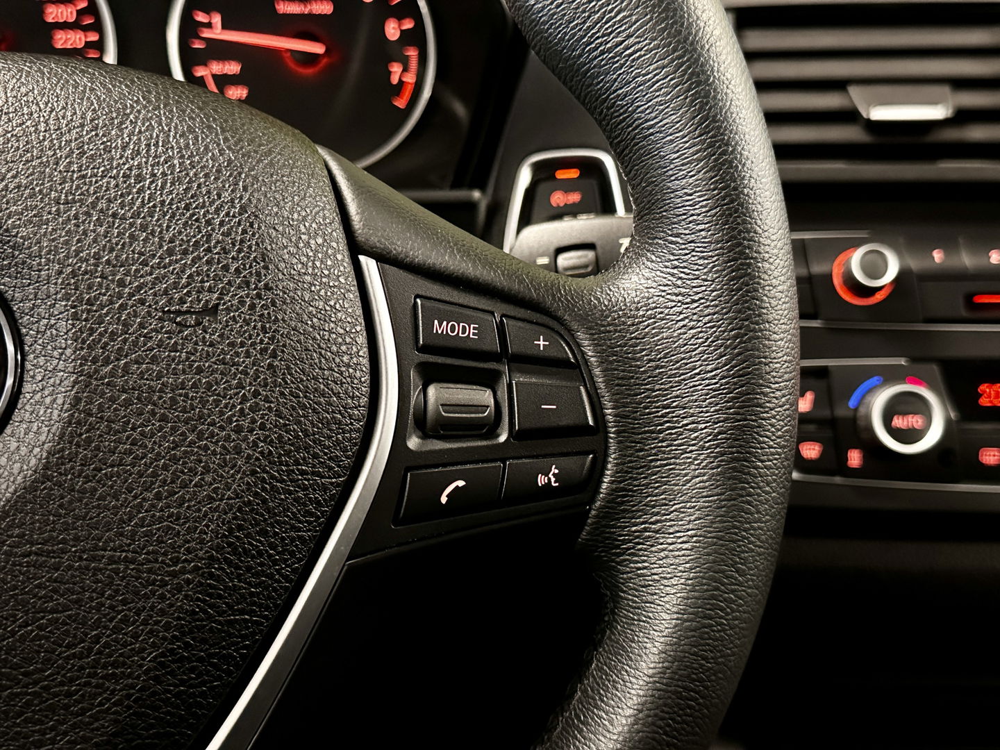 BMW 1-serie 118i High Executive | Stoelverwarming | Parkeersensoren Achter | Stop/Start systeem | Bluetooth |