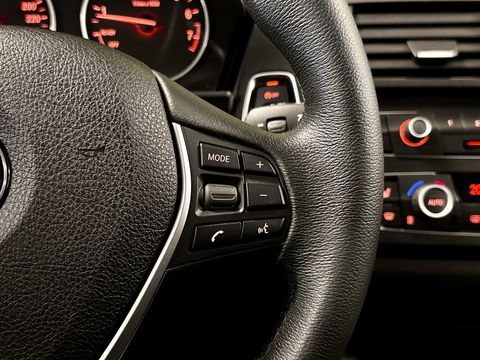 BMW 1-serie 118i High Executive | Stoelverwarming | Parkeersensoren Achter | Stop/Start systeem | Bluetooth |