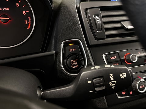 BMW 1-serie 118i High Executive | Stoelverwarming | Parkeersensoren Achter | Stop/Start systeem | Bluetooth |