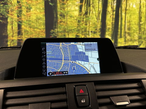 BMW 1-serie 118i High Executive | Stoelverwarming | Parkeersensoren Achter | Stop/Start systeem | Bluetooth |