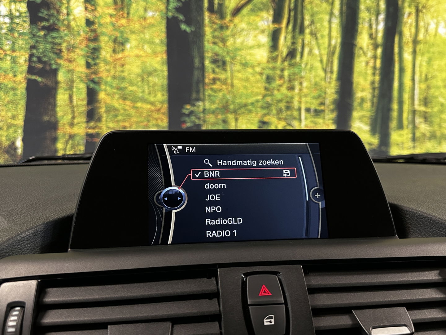 BMW 1-serie 118i High Executive | Stoelverwarming | Parkeersensoren Achter | Stop/Start systeem | Bluetooth |