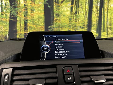 BMW 1-serie 118i High Executive | Stoelverwarming | Parkeersensoren Achter | Stop/Start systeem | Bluetooth |