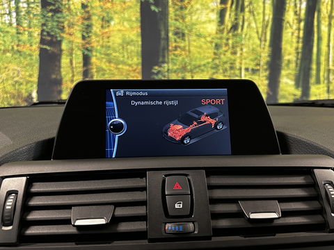 BMW 1-serie 118i High Executive | Stoelverwarming | Parkeersensoren Achter | Stop/Start systeem | Bluetooth |