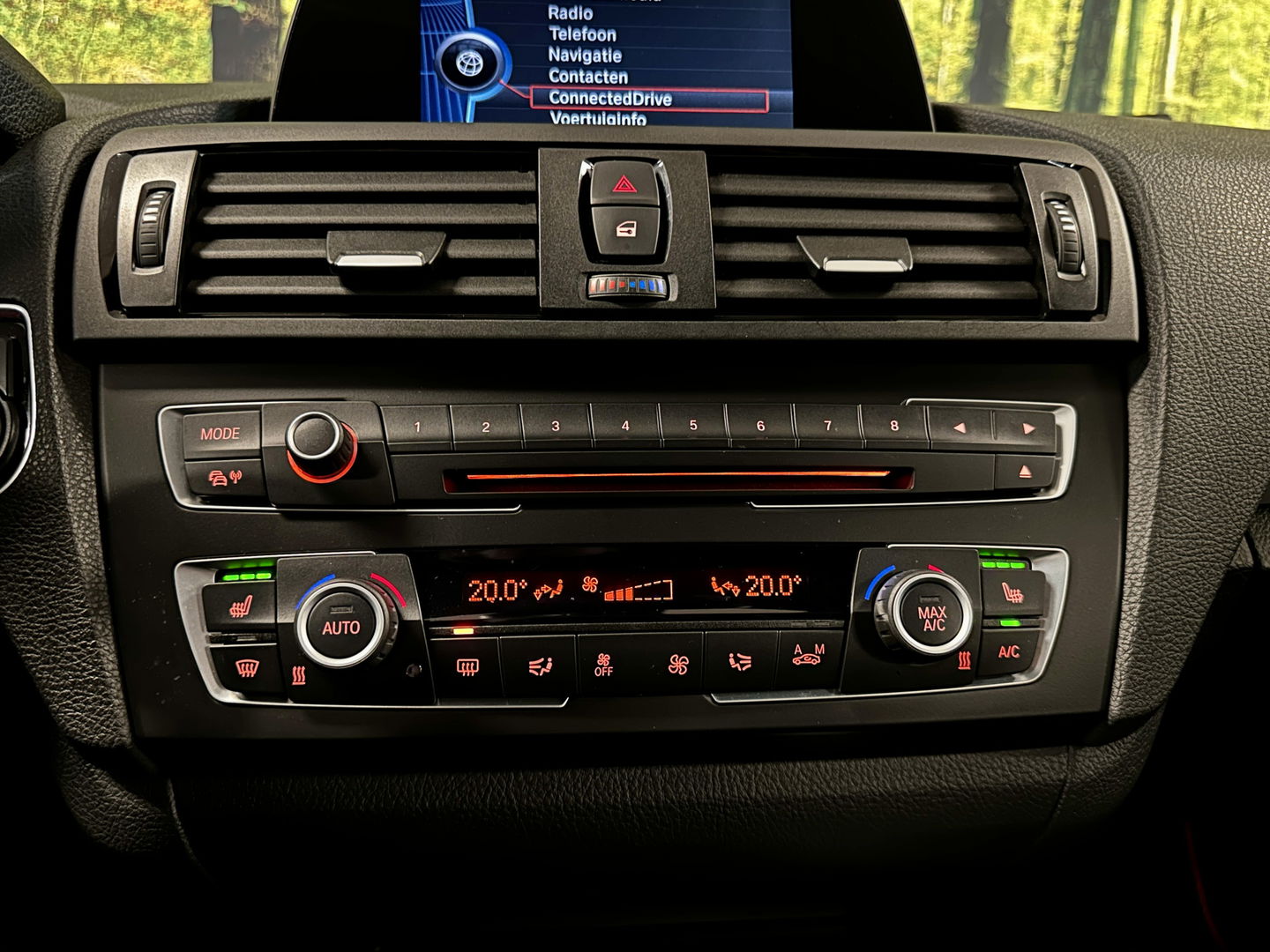 BMW 1-serie 118i High Executive | Stoelverwarming | Parkeersensoren Achter | Stop/Start systeem | Bluetooth |