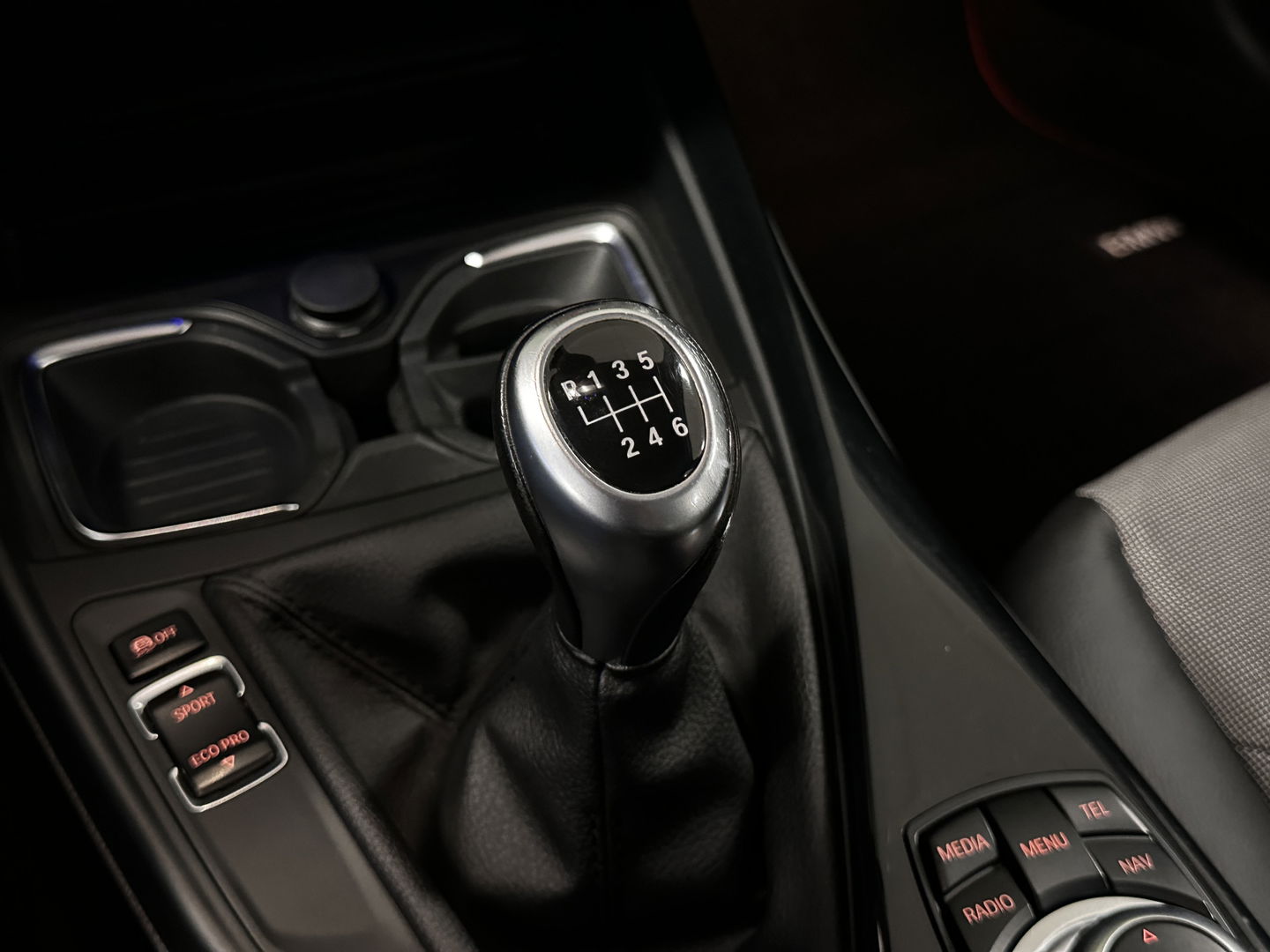 BMW 1-serie 118i High Executive | Stoelverwarming | Parkeersensoren Achter | Stop/Start systeem | Bluetooth |