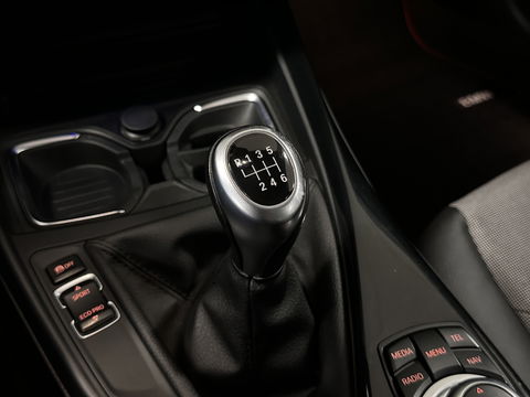 BMW 1-serie 118i High Executive | Stoelverwarming | Parkeersensoren Achter | Stop/Start systeem | Bluetooth |