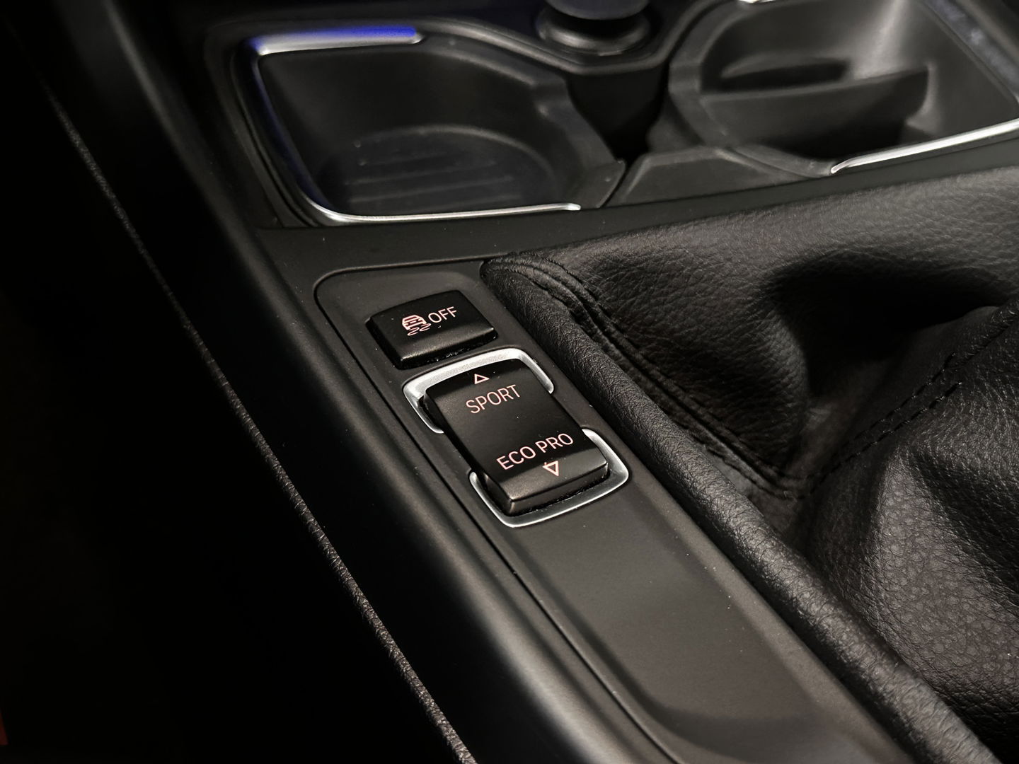 BMW 1-serie 118i High Executive | Stoelverwarming | Parkeersensoren Achter | Stop/Start systeem | Bluetooth |