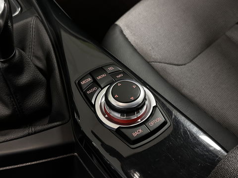 BMW 1-serie 118i High Executive | Stoelverwarming | Parkeersensoren Achter | Stop/Start systeem | Bluetooth |