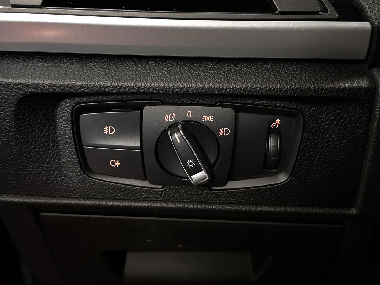 BMW 1-serie 118i High Executive | Stoelverwarming | Parkeersensoren Achter | Stop/Start systeem | Bluetooth |