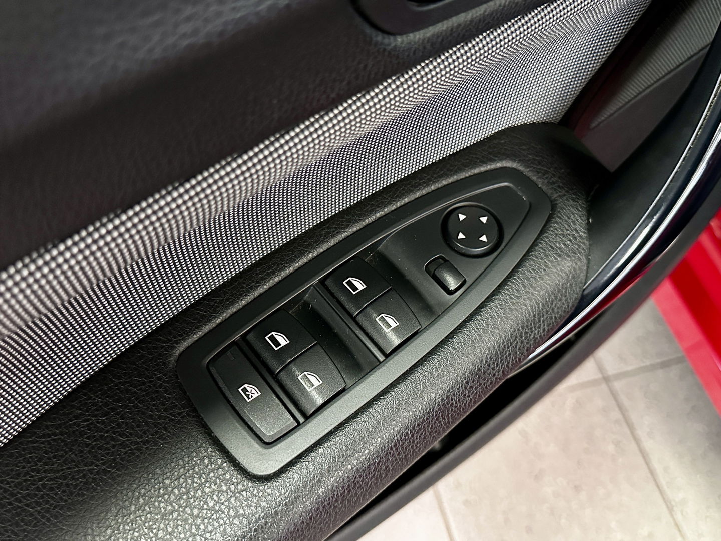 BMW 1-serie 118i High Executive | Stoelverwarming | Parkeersensoren Achter | Stop/Start systeem | Bluetooth |