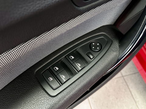 BMW 1-serie 118i High Executive | Stoelverwarming | Parkeersensoren Achter | Stop/Start systeem | Bluetooth |