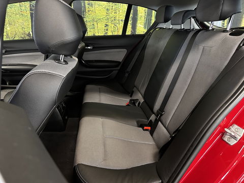 BMW 1-serie 118i High Executive | Stoelverwarming | Parkeersensoren Achter | Stop/Start systeem | Bluetooth |