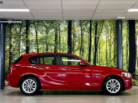 BMW 1-serie 118i High Executive | Stoelverwarming | Parkeersensoren Achter | Stop/Start systeem | Bluetooth |