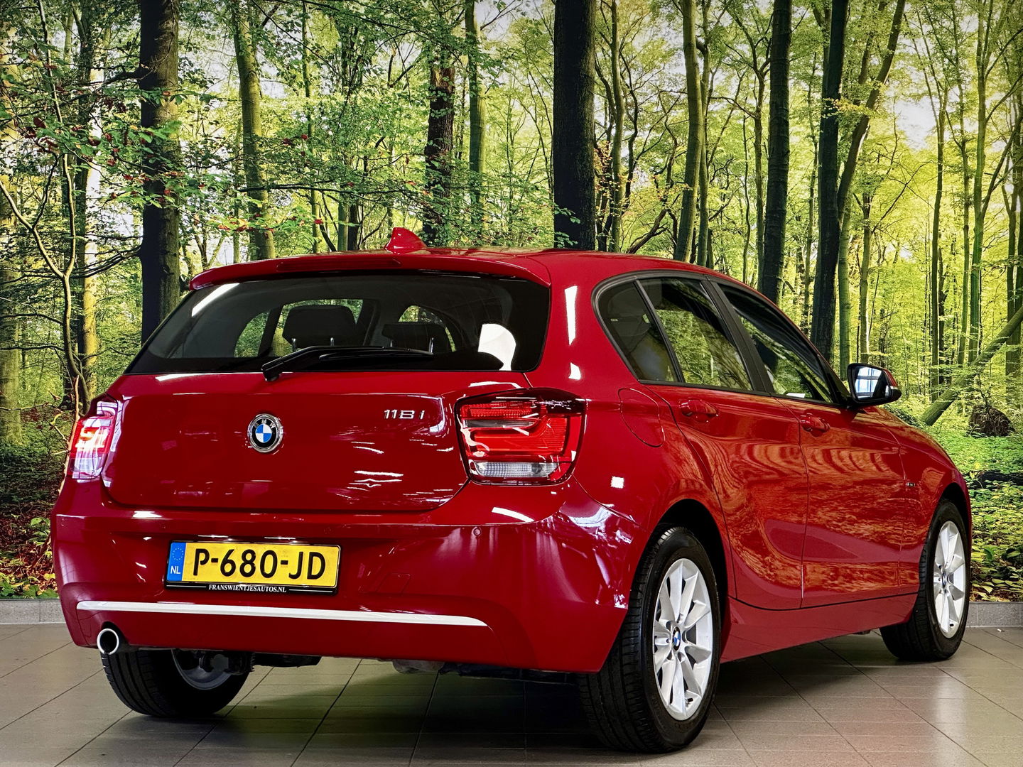 BMW 1-serie 118i High Executive | Stoelverwarming | Parkeersensoren Achter | Stop/Start systeem | Bluetooth |