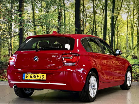 BMW 1-serie 118i High Executive | Stoelverwarming | Parkeersensoren Achter | Stop/Start systeem | Bluetooth |