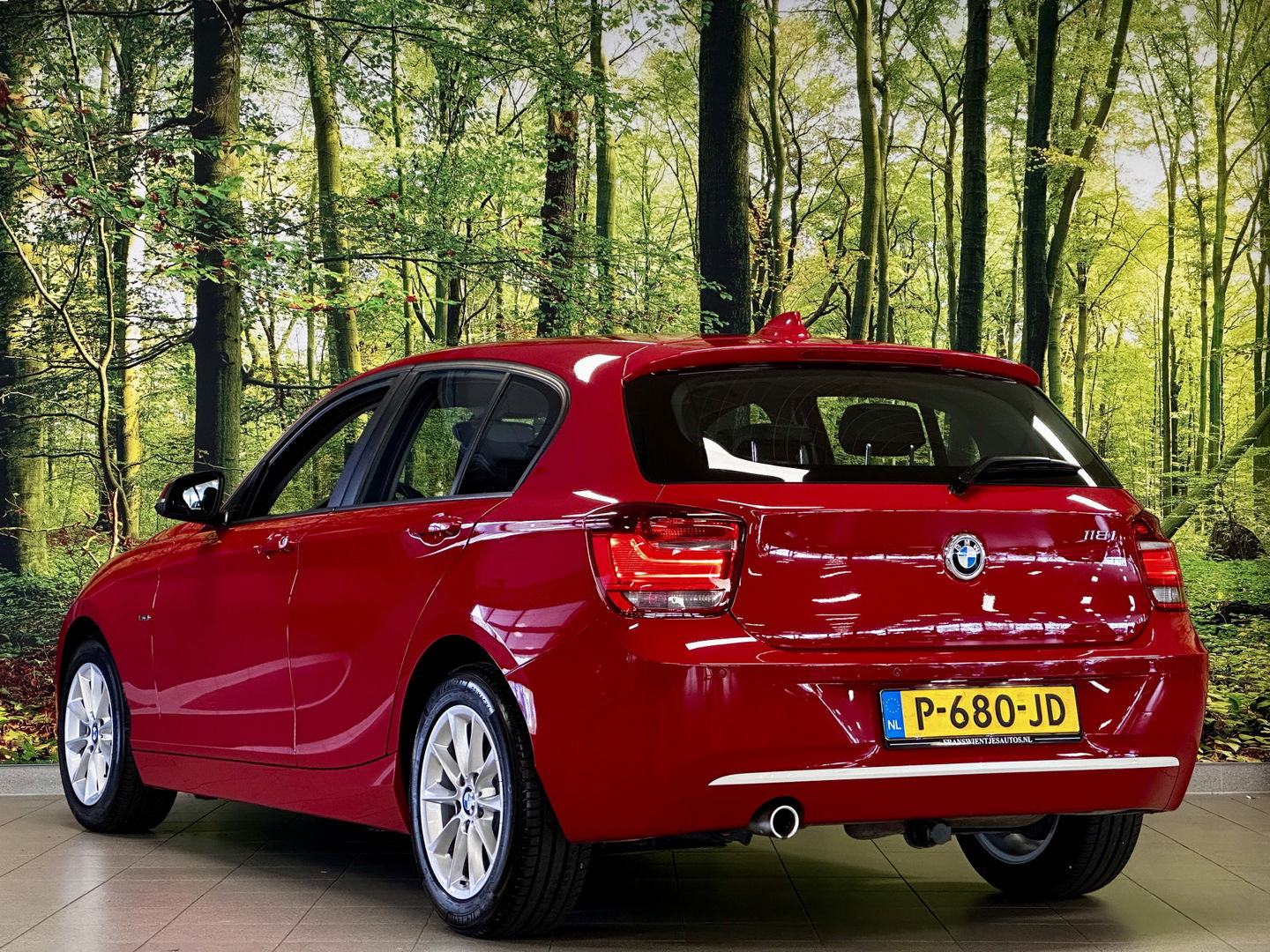 BMW 1-serie 118i High Executive | Stoelverwarming | Parkeersensoren Achter | Stop/Start systeem | Bluetooth |