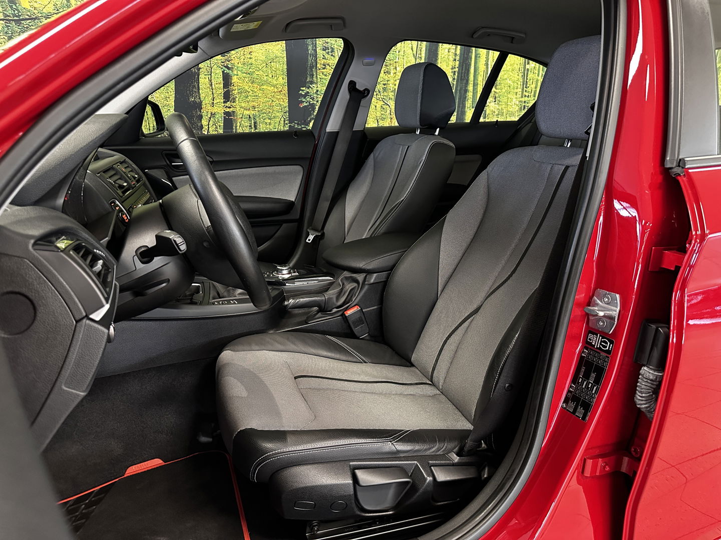BMW 1-serie 118i High Executive | Stoelverwarming | Parkeersensoren Achter | Stop/Start systeem | Bluetooth |