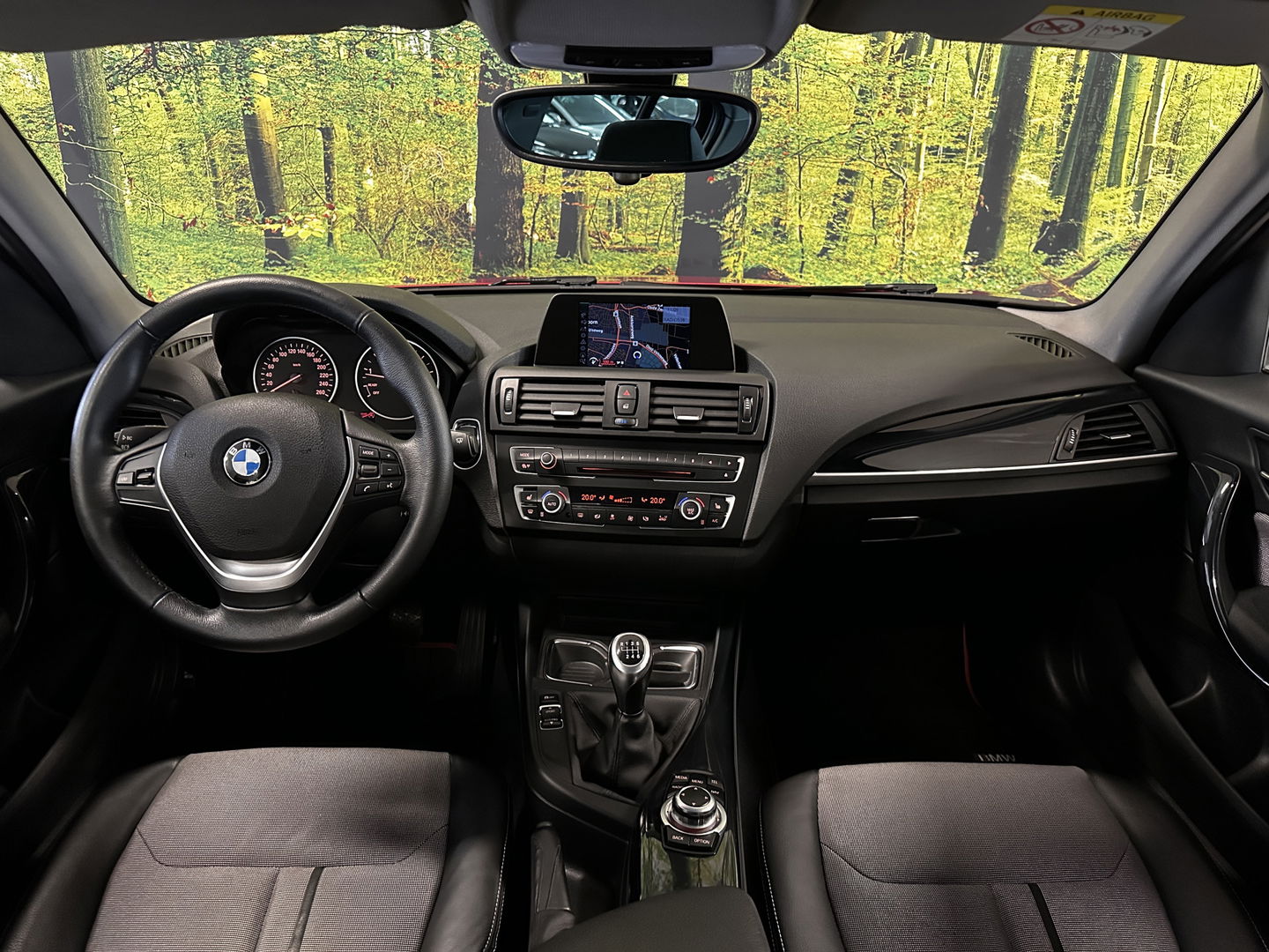 BMW 1-serie 118i High Executive | Stoelverwarming | Parkeersensoren Achter | Stop/Start systeem | Bluetooth |
