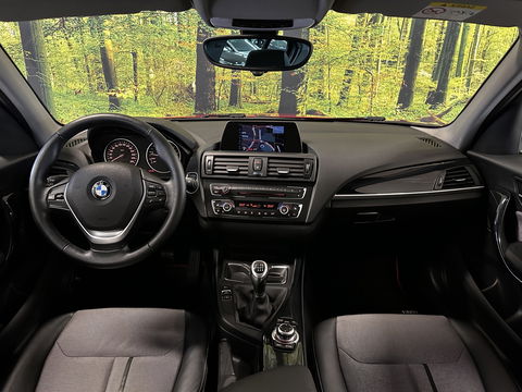 BMW 1-serie 118i High Executive | Stoelverwarming | Parkeersensoren Achter | Stop/Start systeem | Bluetooth |