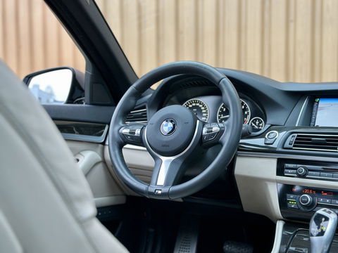 BMW 5 Serie Touring 520i Executive | Panoramadak | Parkeersensoren | Elektrische Stoelen + Geheugenfunctie | Cruise Control | Keyless | Stoelverwarming