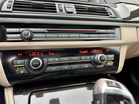BMW 5 Serie Touring 520i Executive | Panoramadak | Parkeersensoren | Elektrische Stoelen + Geheugenfunctie | Cruise Control | Keyless | Stoelverwarming
