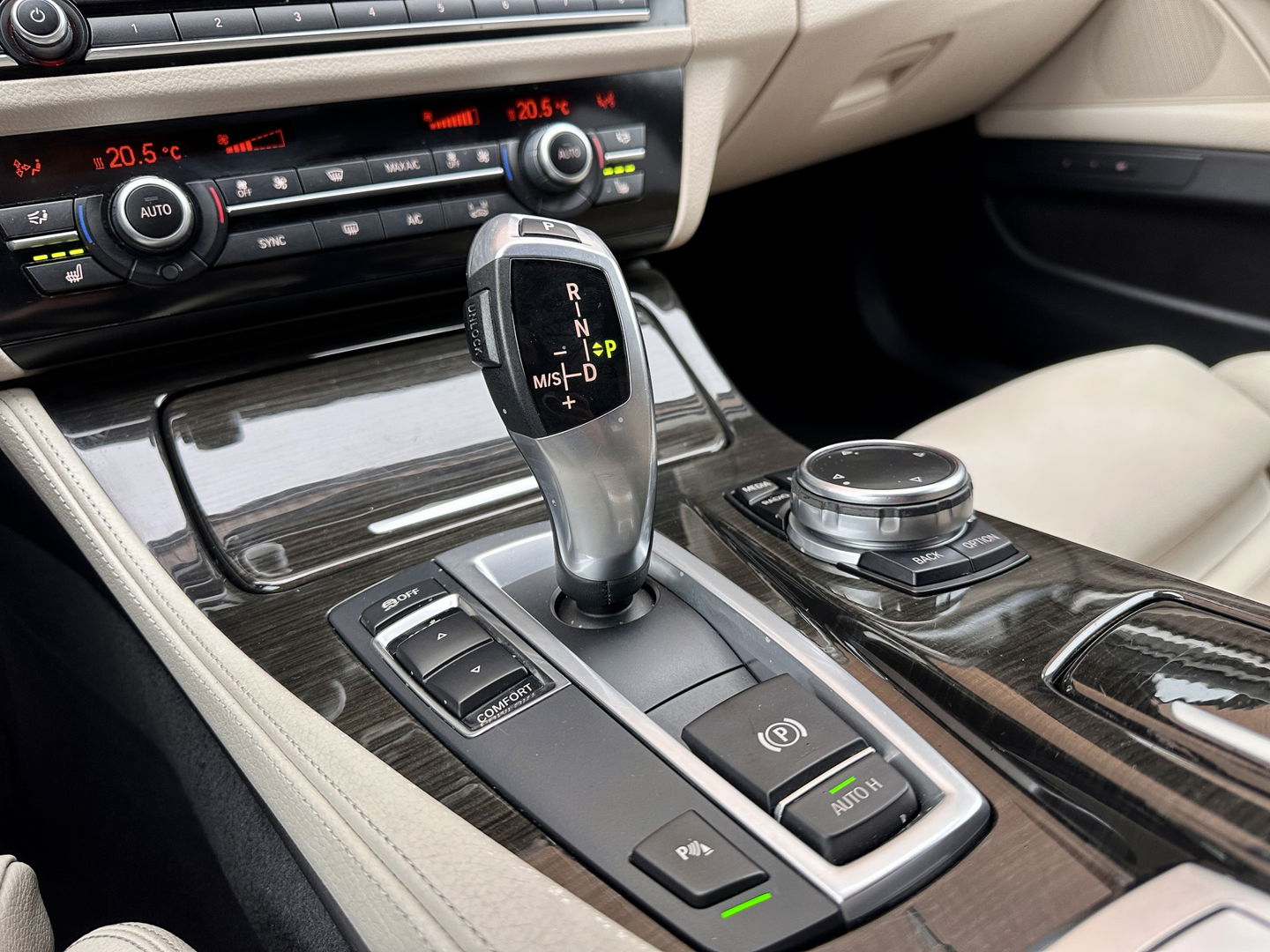 BMW 5 Serie Touring 520i Executive | Panoramadak | Parkeersensoren | Elektrische Stoelen + Geheugenfunctie | Cruise Control | Keyless | Stoelverwarming