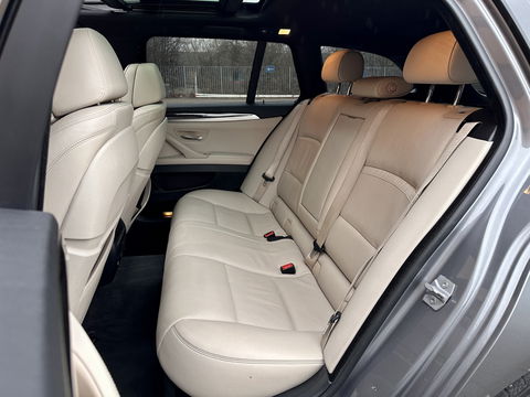 BMW 5 Serie Touring 520i Executive | Panoramadak | Parkeersensoren | Elektrische Stoelen + Geheugenfunctie | Cruise Control | Keyless | Stoelverwarming