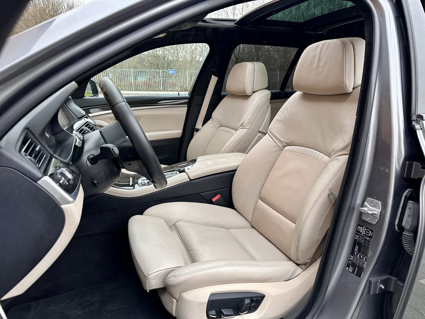 BMW 5 Serie Touring 520i Executive | Panoramadak | Parkeersensoren | Elektrische Stoelen + Geheugenfunctie | Cruise Control | Keyless | Stoelverwarming