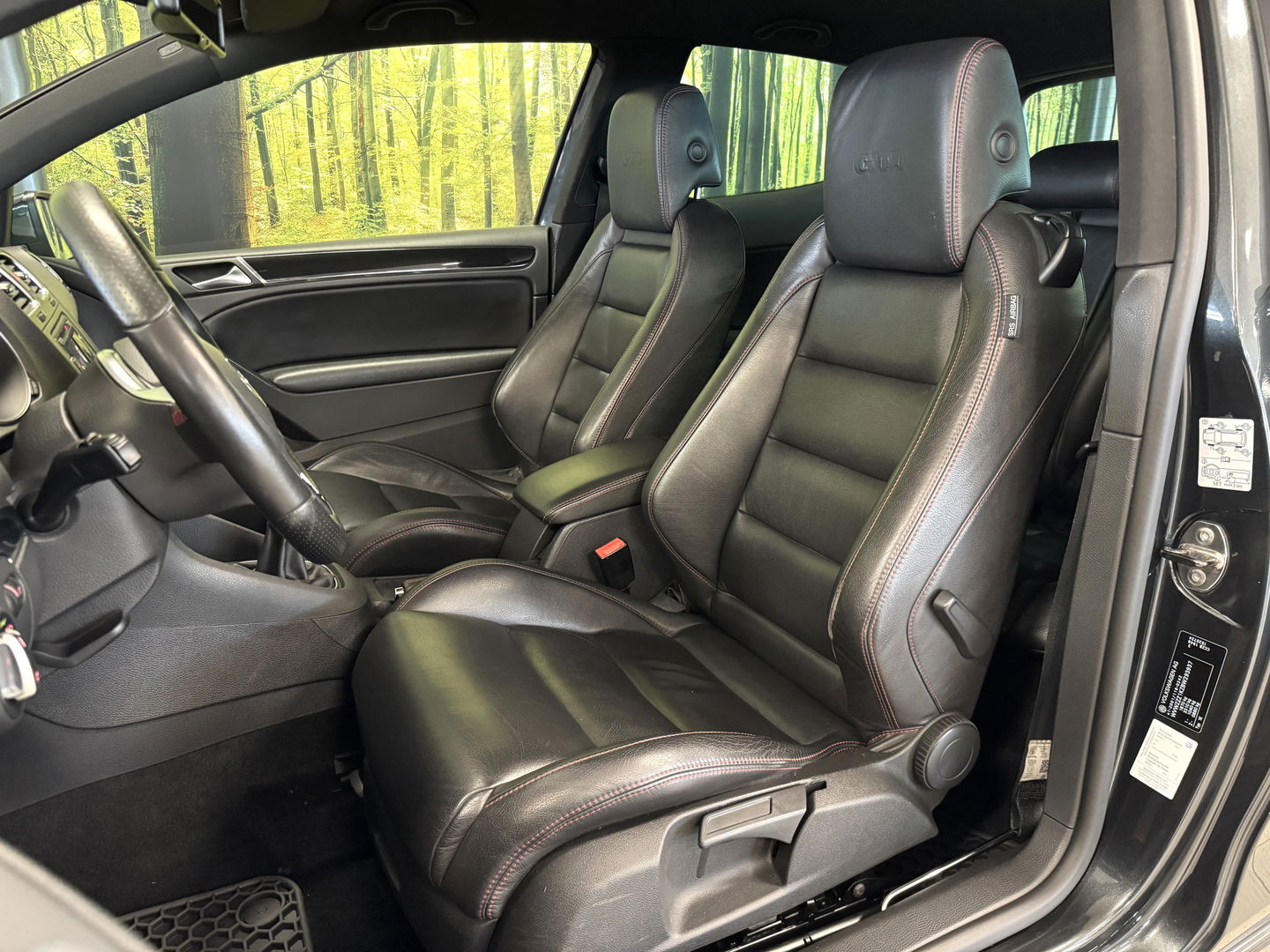 Volkswagen Golf 2.0 GTI | Leder | Navigatie | Bluetooth | Cruise Control | Airconditioning | Parkeersensoren | Xenon | Multifunctioneel Stuurwiel | Elektrische Spiegels | Isofix | 17" Lichtmetaal |