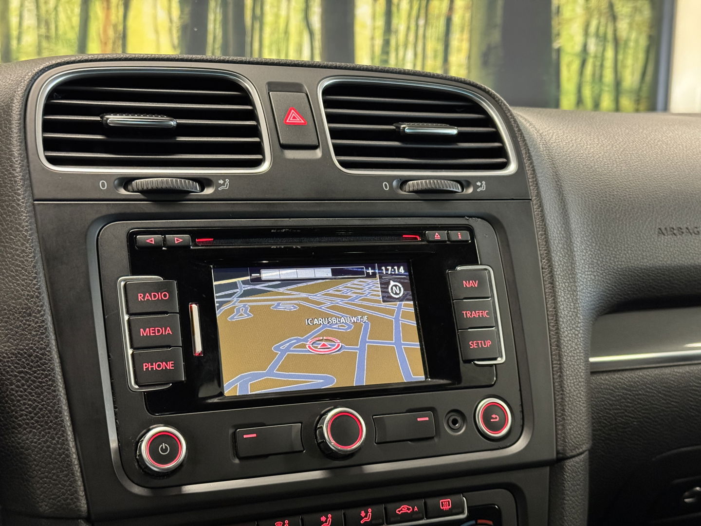 Volkswagen Golf 2.0 GTI | Leder | Navigatie | Bluetooth | Cruise Control | Airconditioning | Parkeersensoren | Xenon | Multifunctioneel Stuurwiel | Elektrische Spiegels | Isofix | 17" Lichtmetaal |