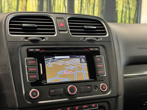 Volkswagen Golf 2.0 GTI | Leder | Navigatie | Bluetooth | Cruise Control | Airconditioning | Parkeersensoren | Xenon | Multifunctioneel Stuurwiel | Elektrische Spiegels | Isofix | 17" Lichtmetaal |