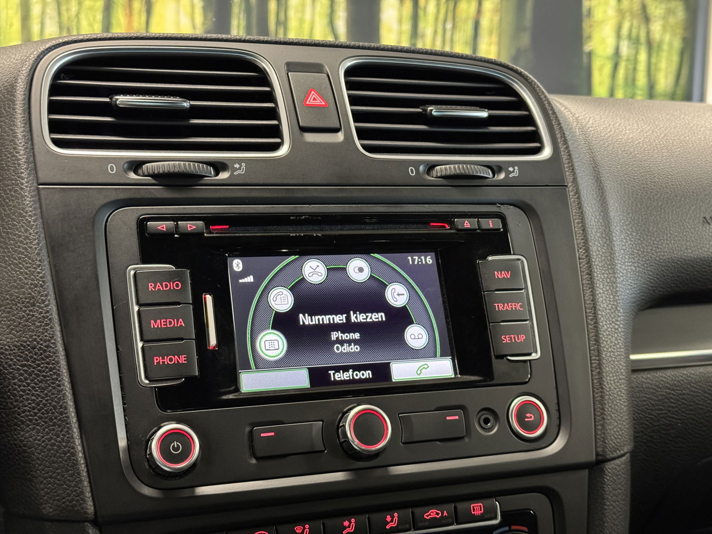 Volkswagen Golf 2.0 GTI | Leder | Navigatie | Bluetooth | Cruise Control | Airconditioning | Parkeersensoren | Xenon | Multifunctioneel Stuurwiel | Elektrische Spiegels | Isofix | 17" Lichtmetaal |