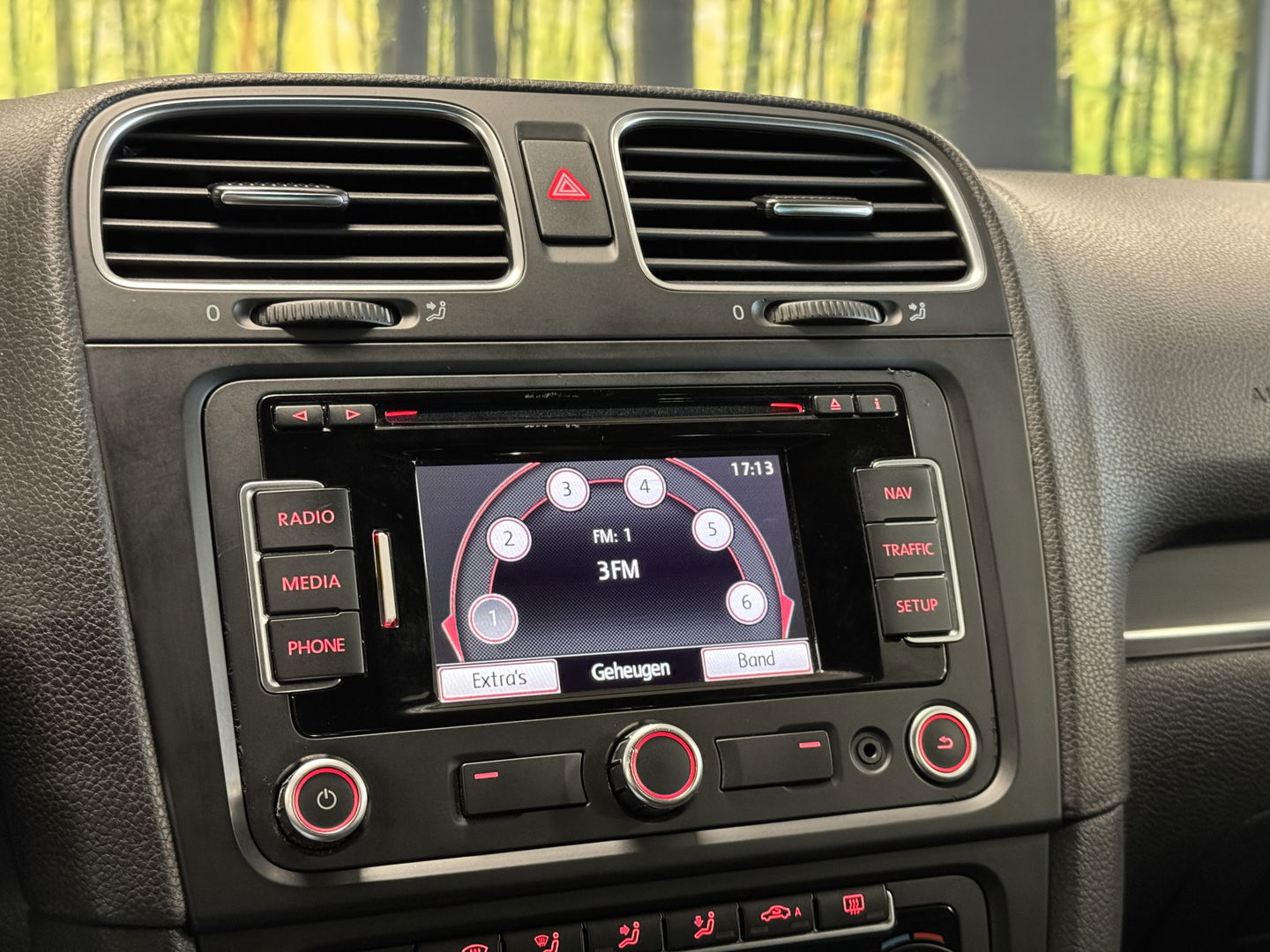 Volkswagen Golf 2.0 GTI | Leder | Navigatie | Bluetooth | Cruise Control | Airconditioning | Parkeersensoren | Xenon | Multifunctioneel Stuurwiel | Elektrische Spiegels | Isofix | 17" Lichtmetaal |