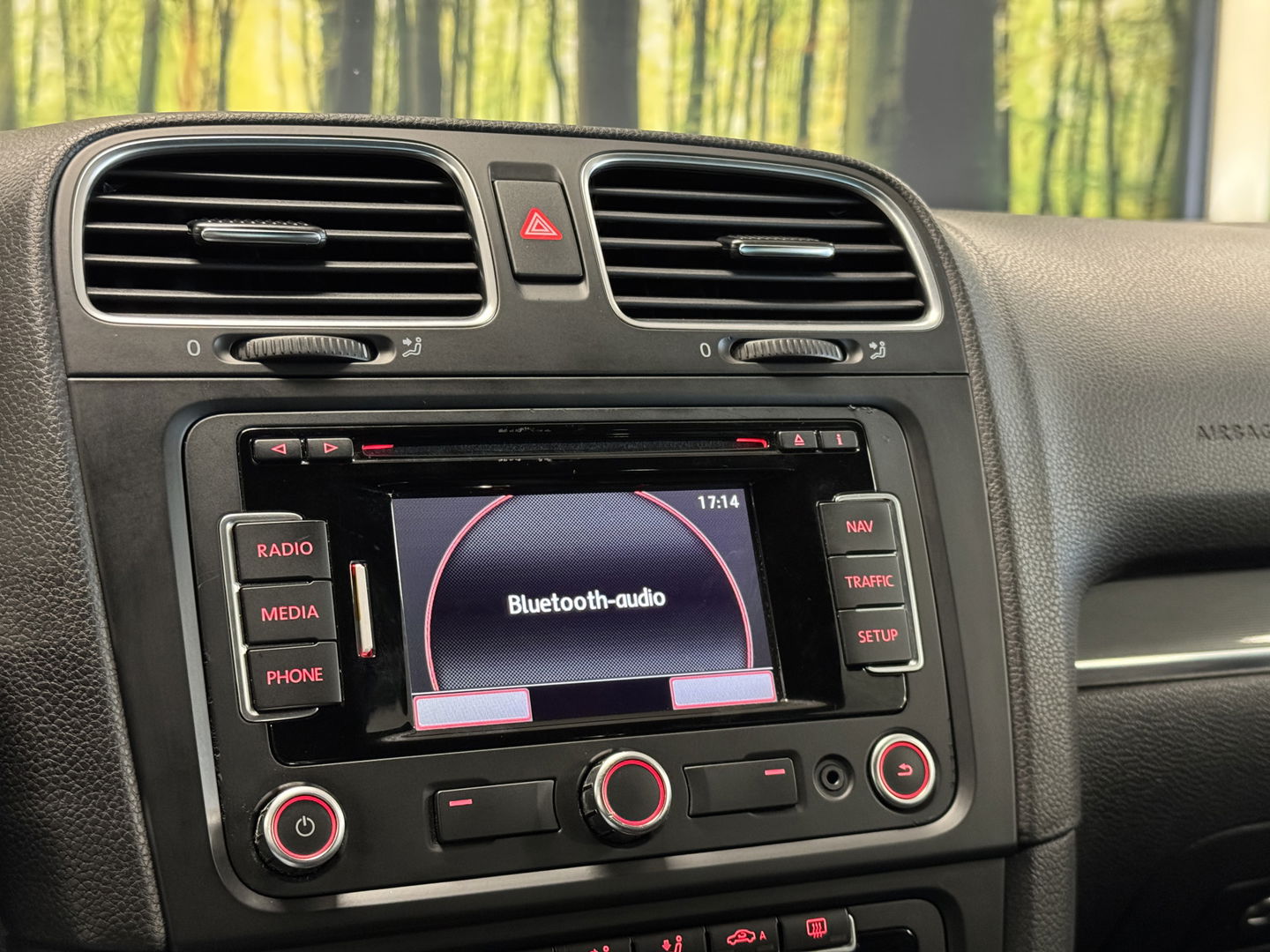 Volkswagen Golf 2.0 GTI | Leder | Navigatie | Bluetooth | Cruise Control | Airconditioning | Parkeersensoren | Xenon | Multifunctioneel Stuurwiel | Elektrische Spiegels | Isofix | 17" Lichtmetaal |