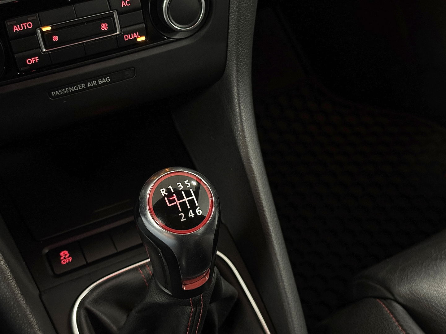 Volkswagen Golf 2.0 GTI | Leder | Navigatie | Bluetooth | Cruise Control | Airconditioning | Parkeersensoren | Xenon | Multifunctioneel Stuurwiel | Elektrische Spiegels | Isofix | 17" Lichtmetaal |