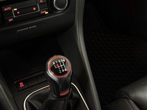 Volkswagen Golf 2.0 GTI | Leder | Navigatie | Bluetooth | Cruise Control | Airconditioning | Parkeersensoren | Xenon | Multifunctioneel Stuurwiel | Elektrische Spiegels | Isofix | 17" Lichtmetaal |