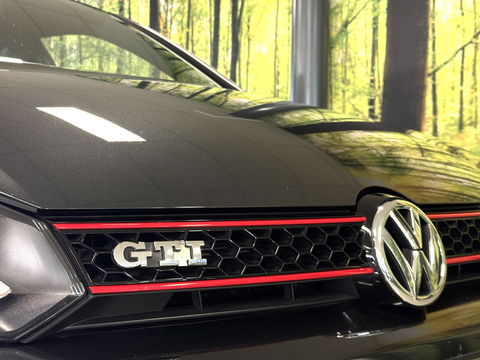 Volkswagen Golf 2.0 GTI | Leder | Navigatie | Bluetooth | Cruise Control | Airconditioning | Parkeersensoren | Xenon | Multifunctioneel Stuurwiel | Elektrische Spiegels | Isofix | 17" Lichtmetaal |