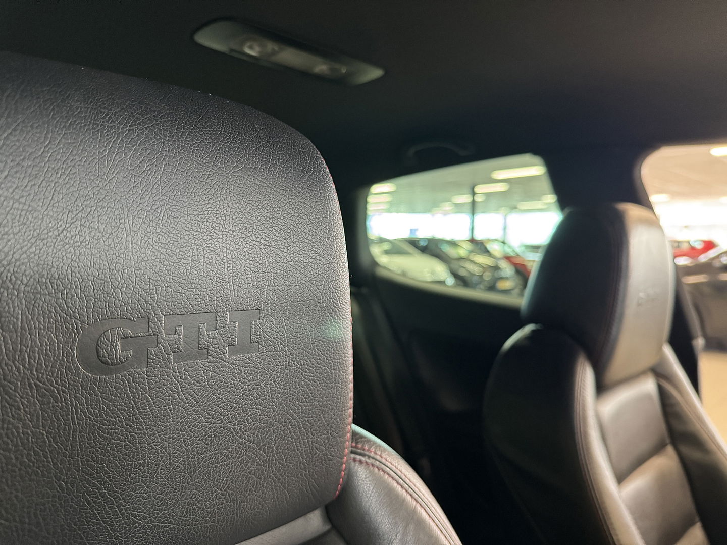 Volkswagen Golf 2.0 GTI | Leder | Navigatie | Bluetooth | Cruise Control | Airconditioning | Parkeersensoren | Xenon | Multifunctioneel Stuurwiel | Elektrische Spiegels | Isofix | 17" Lichtmetaal |